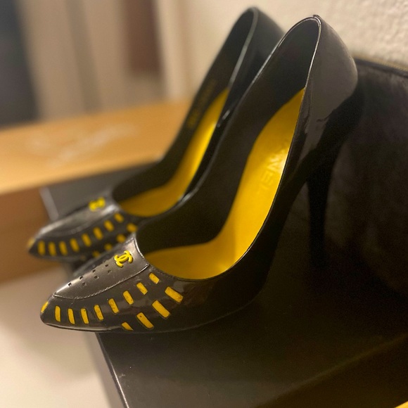 🔥 Rare Vintage Chanel Black & Yellow Patent Heels — Size 37.5 / 100% Authentic - Picture 1 of 9